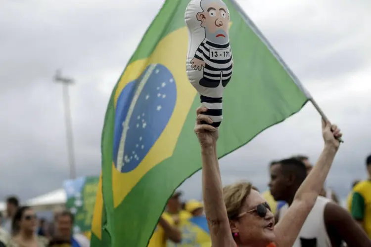 
	Protestos: no v&iacute;deo, manifestantes do dia 18 chegaram a elogiar aqueles do dia 13
 (Ricardo Moraes/Reuters)