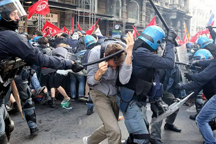 
	Manifestante apanha da pol&iacute;cia durante confrontos em Roma: os manifestantes reivindicam direito &agrave; moradia
 (REUTERS/Alessandro Bianchi)