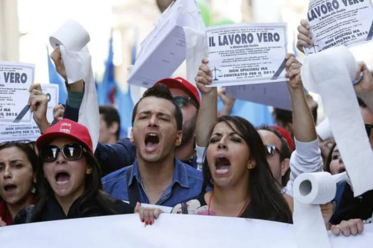 
	Milhares de trabalhadores italianos marcharam em Roma liderados por um popular chefe sindical que &eacute; visto por muitos como futuro l&iacute;der da esquerda italiana
 (Remo Casilli/Reuters)