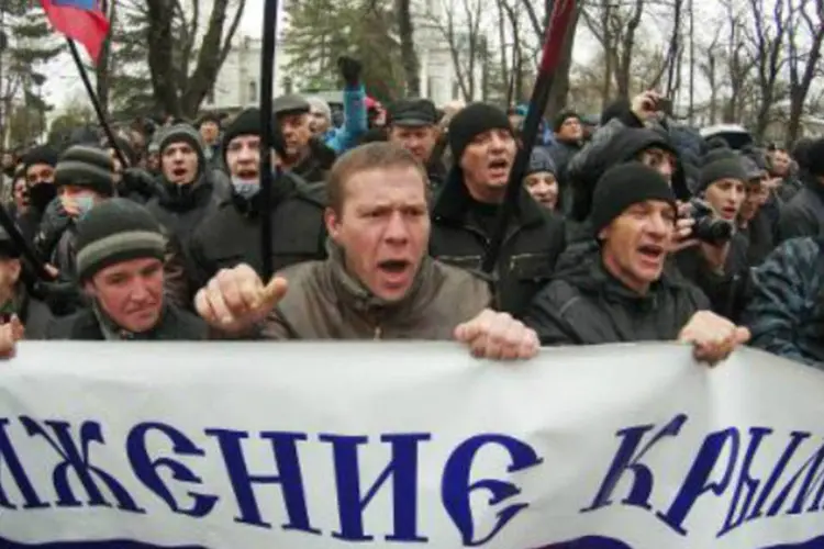 
	Manifestantes pr&oacute;-R&uacute;ssia durante ato em frente ao parlamento da Crimeia, em 27 de fevereiro
 (AFP)