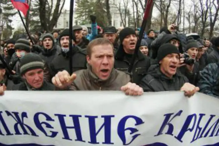 
	Manifestantes pr&oacute;-R&uacute;ssia fazem ato em frente ao parlamento da Crimeia:&nbsp;referendo da Crimeia foi declarado ilegal pelo governo central da Ucr&acirc;nia
 (AFP)