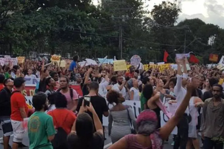 Protesto contra Michel Temer: o ato desta sexta-feira foi organizado por coletivos populares, movimentos negros, feministas e estudantes universitários e secundaristas (Sayonara Moreno/Agência Brasil)