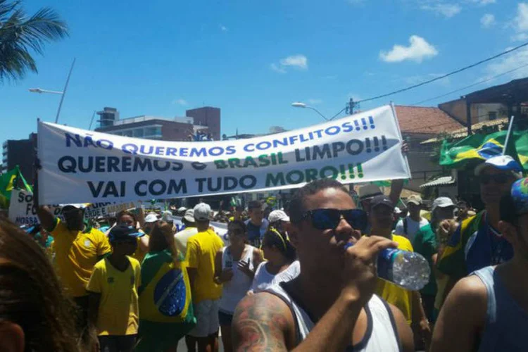 
	Ato em Salvador: eram aguardadas entre 6 e 7 mil pessoas e a Pol&iacute;cia Militar falou em cerca de 20 mil pessoas concentradas no Farol da Barra
 (Sayonara Moreno/Agência Brasil)