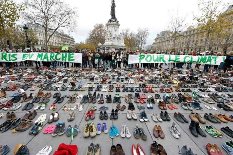
	Sapatos cobrem pra&ccedil;a em Paris: a&ccedil;&atilde;o simbolizou a impossibilidade de se manifestar na C&uacute;pula do Clima por causa da amea&ccedil;a terrorista
 (REUTERS/Eric Gaillard)