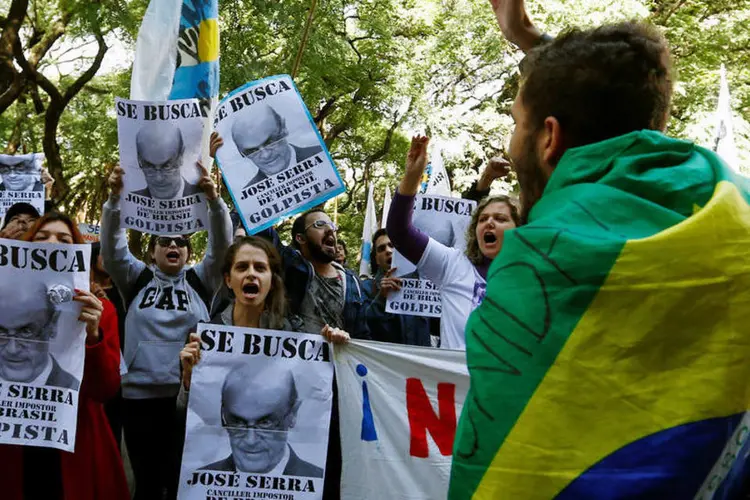 
	Protesto contra Serra: &quot;Fora Temer, fora Serra&quot;, gritaram em portugu&ecirc;s uma centena de manifestantes nos arredores da chancelaria em Buenos Aires
 (Enrique Marcarian / Reuters)