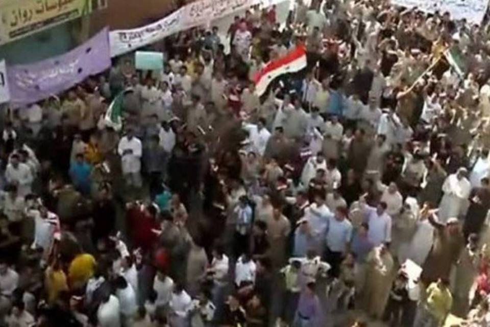 Milhares de manifestantes protestam contra o regime na Síria