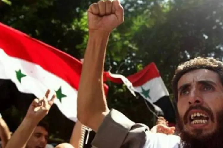 Protesto na Síria contra Bashar al Assad: medidas "são necessárias", visto que o regime sírio ignorou os pedidos internacionais para cessar a repressão, disse a UE (Marwan Naamani/AFP)