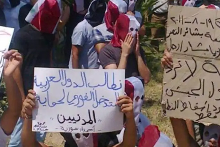 Imagens retiradas de uma fonte alternativa mostram um protesto em Jableh, na Síria (AFP)