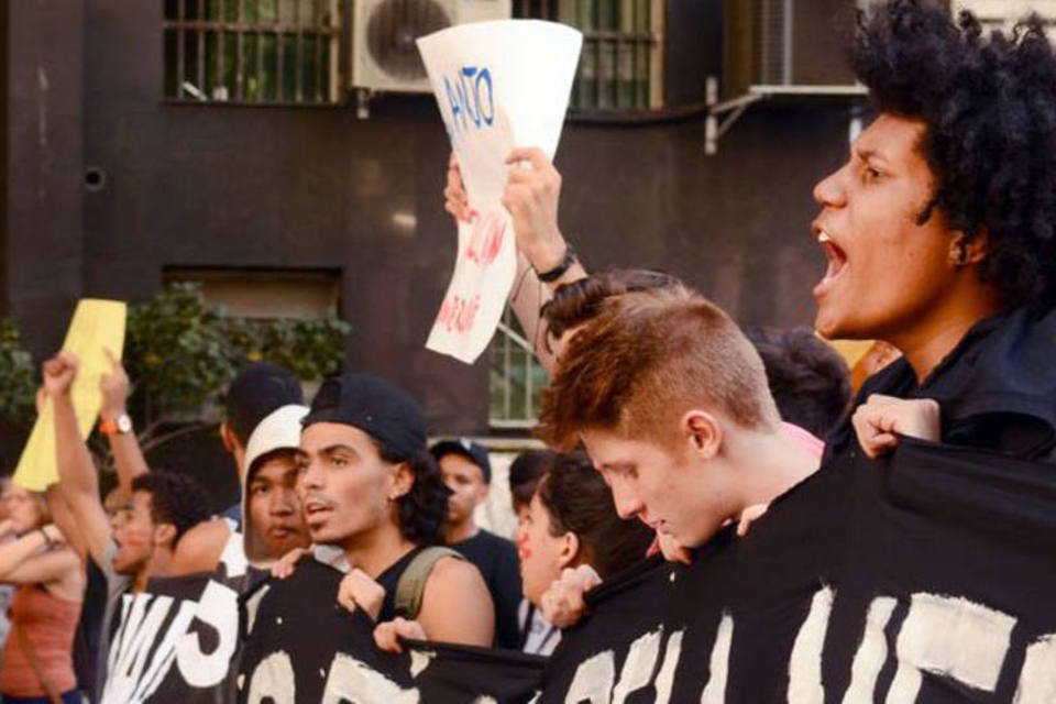 Protesto contra desvios na merenda escolar bloqueia Paulista