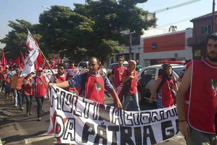 
	Ato contra gasto da Copa: cerca de mil integrantes do MST se juntaram &agrave; marcha
 (Beatriz Pasqualino/Radioagência Nacional)