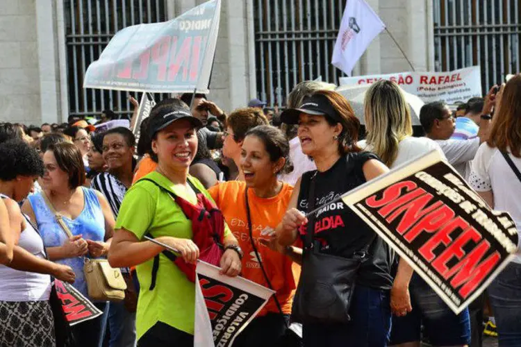 
	Manifesta&ccedil;&atilde;o de professores em S&atilde;o Paulo: categoria est&aacute; sem aumento salarial h&aacute; 18 meses na gest&atilde;o Alckmin.
 (Rovena Rosa/Agência Brasil)