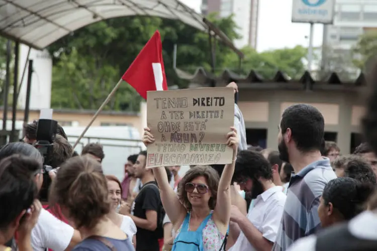 Manifestantes realizam ato contra a falta de água na cidade de São Paulo (Oswaldo Corneti/Fotos Públicas)