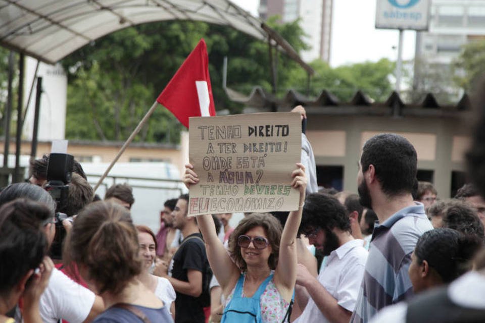 Manifestantes protestam contra falta de água em São Paulo