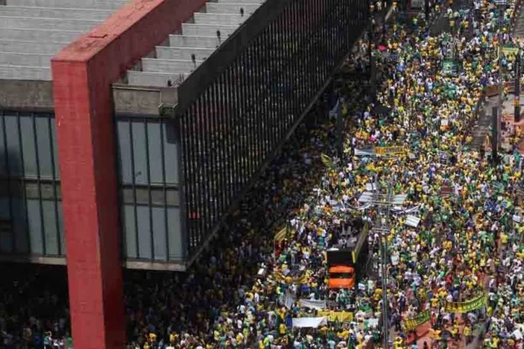 
	Vista a&eacute;rea da manifesta&ccedil;&atilde;o em S&atilde;o Paulo: Dos cinco carros de som presentes na Avenida Paulista, dois pedem a&ccedil;&atilde;o das For&ccedil;as Armadas
 (Robson Fernandjes/Fotos Publicas)