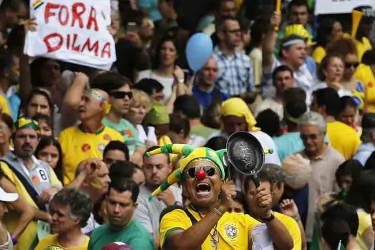 
	Manifestante grita em protesto contra o governo de Dilma Rousseff na avenida Paulista
 (REUTERS/Nacho Doce)