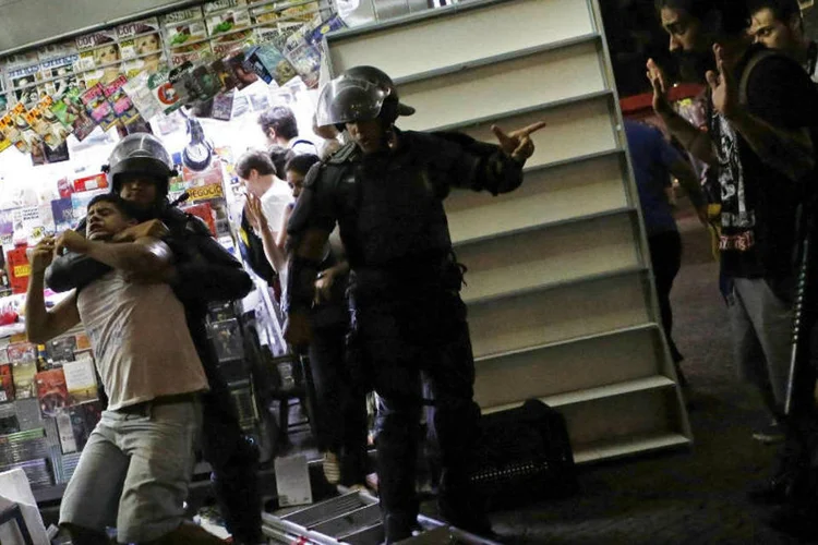 
	Ato do MPL: a PM usou bombas de g&aacute;s para dispersar os manifestantes
 (Nacho Doce/Reuters)