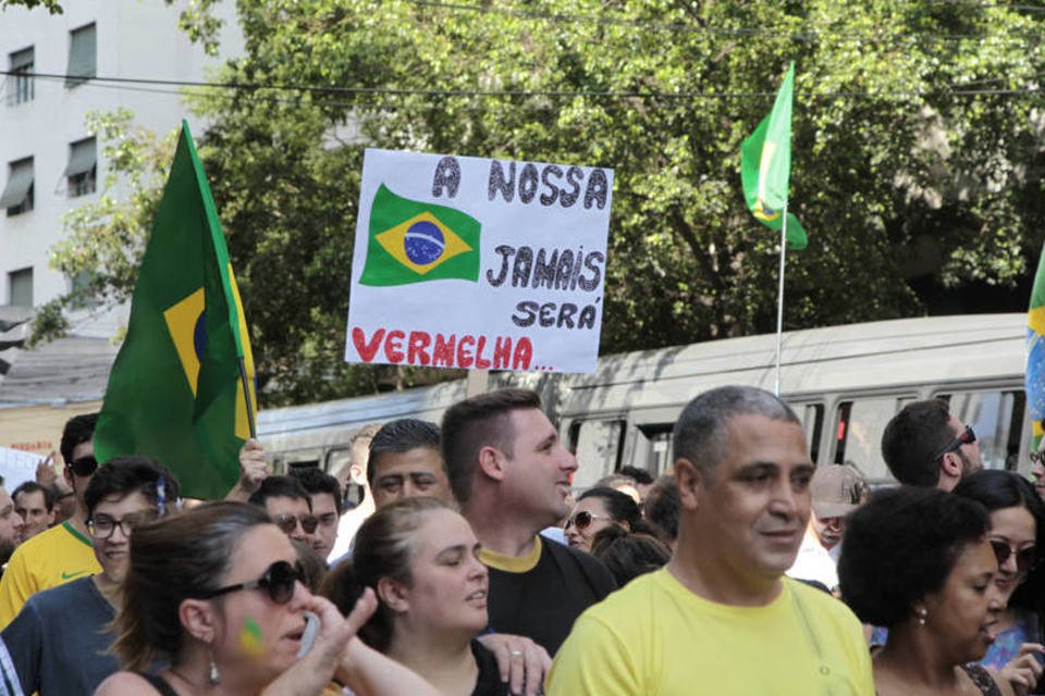 Grupos de direita protestam no Brasil contra o governo