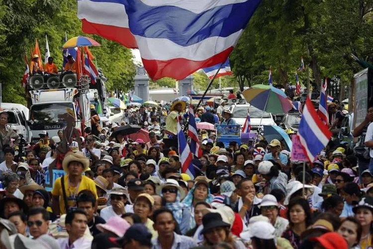 
	Protesto anti-governo na Tail&acirc;ndia: j&aacute; s&atilde;o 27 as pessoas que morreram, al&eacute;m dos 800 feridos, desde que as manifesta&ccedil;&otilde;es antigovernamentais ganharam for&ccedil;a
 (Damir Sagolj/Reuters)