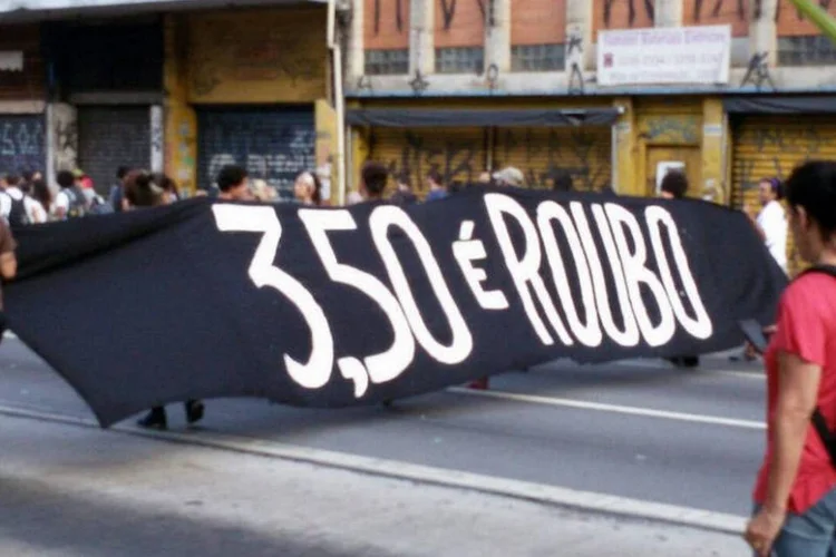 
	Ato do Movimento Passe Livre (MPL) contra o aumento da tarifa de &ocirc;nibus em S&atilde;o Paulo
 (Reprodução/Twitter/@mobilidadesampa)
