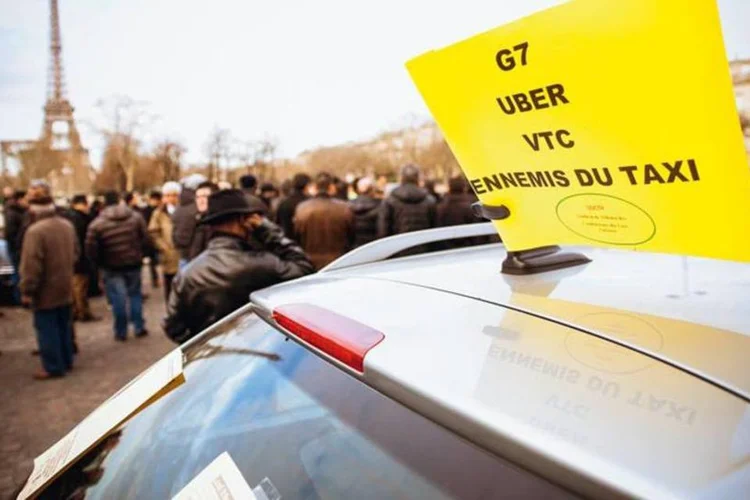 
	Protesto de taxistas contra o Uber em Paris: a empresa j&aacute; vale 18 bilh&otilde;es de d&oacute;lares
 (Jaoued Idammou/AFP Photo)