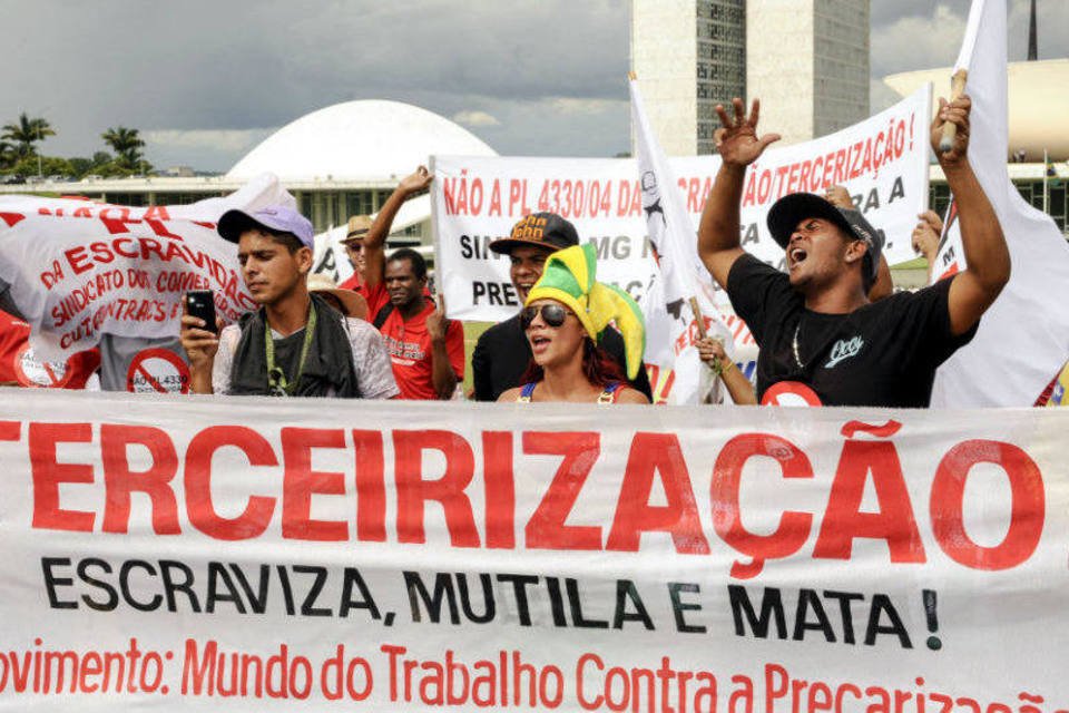 Sindicalistas contra terceirização protestam fora da Câmara