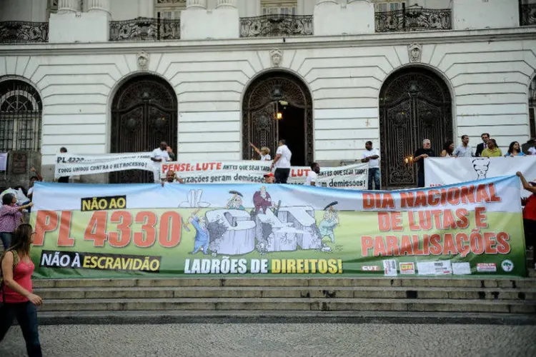 
	Protestos s&atilde;o contra projetos que est&atilde;o em tramita&ccedil;&atilde;o no Congresso que tratam da terceiriza&ccedil;&atilde;o e da altera&ccedil;&atilde;o de alguns benef&iacute;cios trabalhistas
 (Tomaz Silva/Agência Brasil/Fotos Públicas)