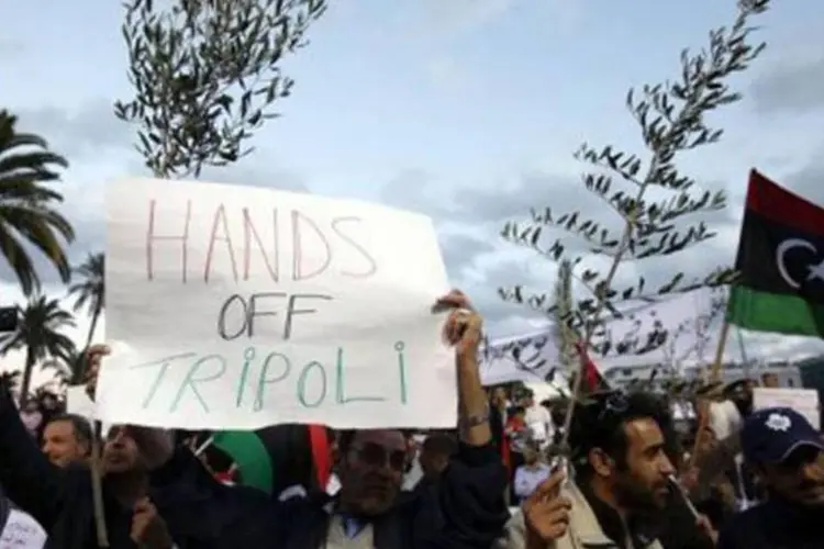 Manifestantes líbios protestam contra as milícias que ainda estão em Trípoli (Mahmud Turkia/AFP)