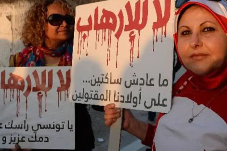 
	Mulheres protestam contra o terrorismo, em frente ao Museu do Bardo, na Tun&iacute;sia: a reabertura p&uacute;blica do museu &eacute; esperada para este fim de semana
 (Fadel Senna/AFP)