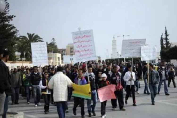 Manifestantes em Sidi Bouzid, na Tunísia: segundo fontes, greve chega a 100% da cidade (Fred Dufour/AFP)