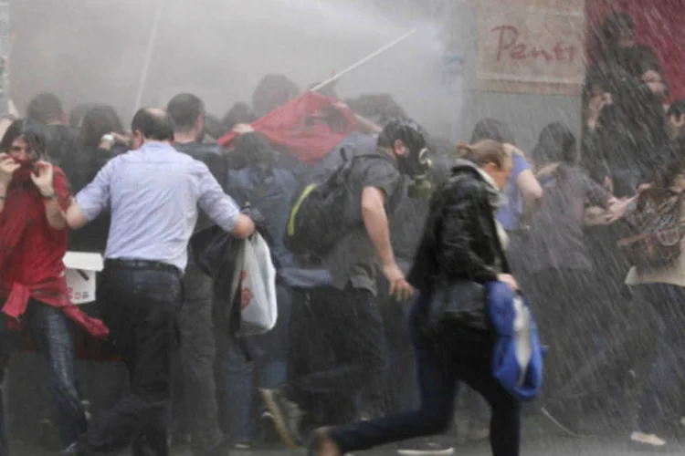 
	Protesto na Turquia: tristeza e revolta com trag&eacute;dia desataram violento ato em Soma
 (Can Erok/Reuters)