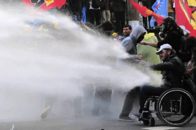 
	Protesto na Turquia:&nbsp;amplo contingente da pol&iacute;cia interrompeu um protesto
 (Yagiz Karahan/Reuters)