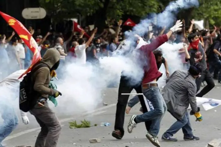 Confronto no centro de Ancara, Turquia, entre policiais e manifestantes contrários ao governo de Recep Erdogan (REUTERS)