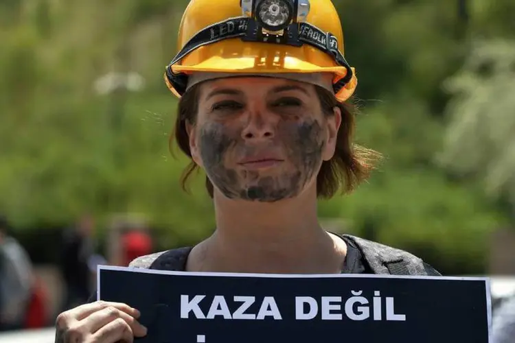 Manifestante durante protesto que culpa o partido governista de Erdogan pelo acidente com mineiros de Soma, em Ancara (Reuters)