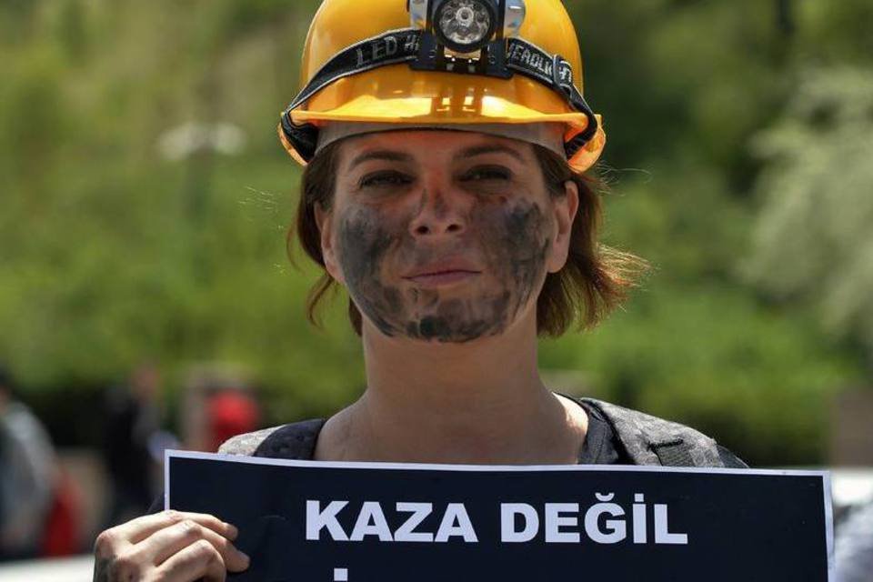 Turquia faz enterro coletivo de mineiros