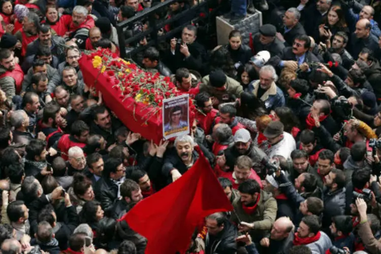 
	Corpo de Berkin Elvan &eacute; carregado durante protesto na Turquia: jovem morreu&nbsp;aos 15 anos ap&oacute;s permanecer nove meses em coma
 (Murad Sezer/Reuters)