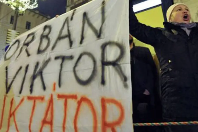 Manifestante protesta contra o governo do "ditador Viktor Orban":  o premiê começou a modificar seu discurso nos últimos dias e a falar de sua disposição de dialogar (Attila Kisbenedek/AFP)