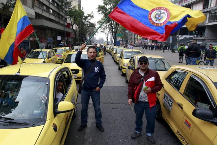 
	Protesto de taxistas: em v&aacute;rios locais, os motoristas furaram os pneus de companheiros de profiss&atilde;o que tentavam trabalhar normalmente
 (John Vizcaino / Reuters)