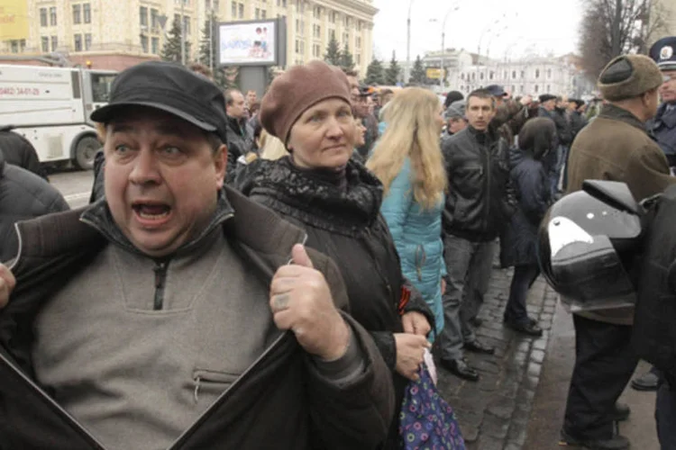 
	Protesto pr&oacute;-R&uacute;ssia na cidade de Kharkiv, na Ucr&acirc;nia:&nbsp;na&ccedil;&otilde;es do Ocidente aplicaram san&ccedil;&otilde;es contra um pequeno n&uacute;mero de empres&aacute;rios e pol&iacute;ticos russos
 (Reuters)