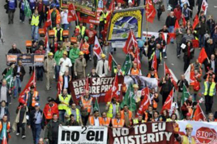 Milhares se manifestam na capital belga contra os planos de arrocho da UE, com organização da Confederação Europeia de Sindicatos (Georges Gobet/AFP)
