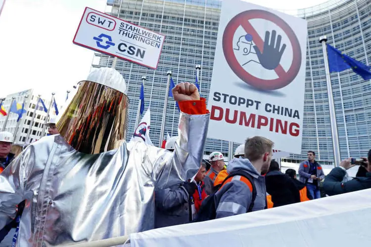 
	Sider&uacute;rgicos: &quot;Os trabalhadores da siderurgia de toda a Europa sofrem as consequ&ecirc;ncias das importa&ccedil;&otilde;es desleais e da falta de a&ccedil;&atilde;o governamental&quot;
 (Yves Herman / Reuters)