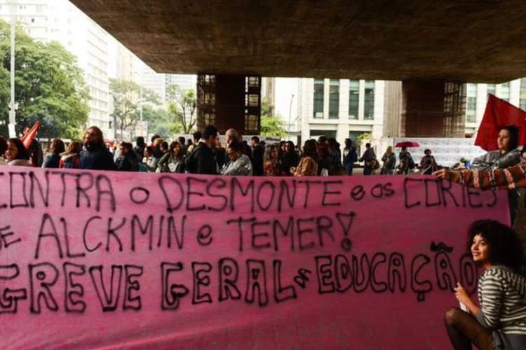
	Greve: as principais reclama&ccedil;&otilde;es s&atilde;o a redu&ccedil;&atilde;o de repasses do governo estadual e a proposta de reajuste de 3% nos sal&aacute;rios
 (Rovena Rosa/Agência Brasil)