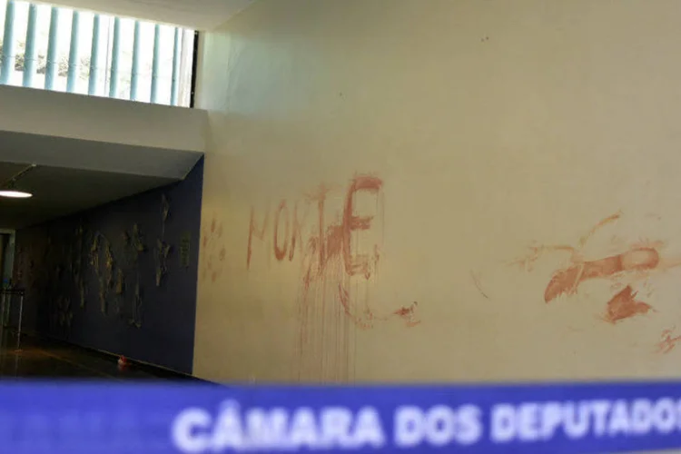 
	Manifestantes jogam lama em corredor de acesso ao Plen&aacute;rio da C&acirc;mara dos Deputados
 (Zeca Ribeiro/ Câmara dos Deputados)