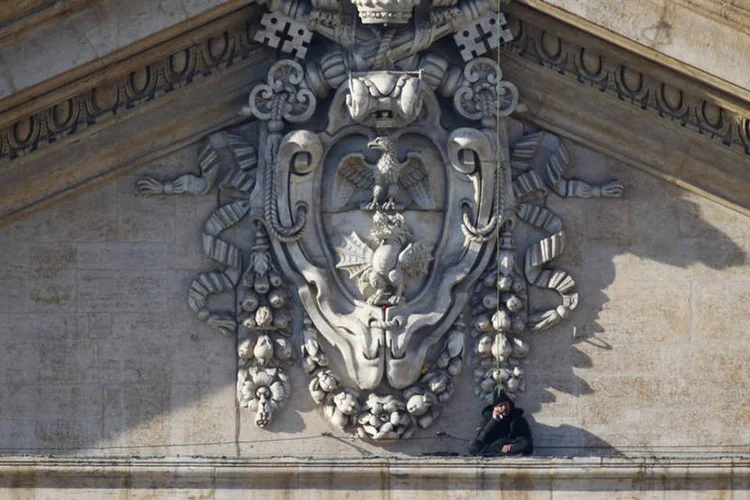 Protesto na Basílica de São Pedro: Marcello di Finizio usou aparentemente cordas de alpinismo para descer ao local a partir de um nível acessível a turistas (Alessandro Bianchi/Reuters)