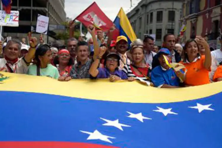 
	Manifesta&ccedil;&atilde;o de idosos em Caracas em apoio ao governo de Nicol&aacute;s Maduro no domingo
 (RAUL ARBOLEDA/AFP)