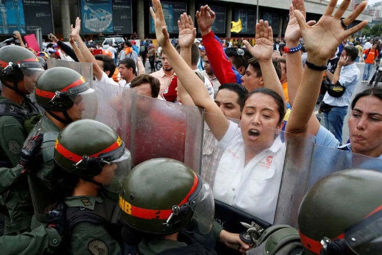
	Venezuela: o general reformado Cliver Alcal&aacute; e os ministros pediram para que o governo n&atilde;o bloqueie a consulta popular impulsionada pela oposi&ccedil;&atilde;o
 (Carlos Garcia Rawlins / Reuters)