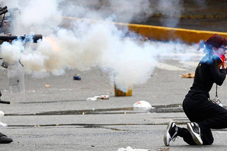 Soldados e estudantes se enfrentam em protesto contra Maduro