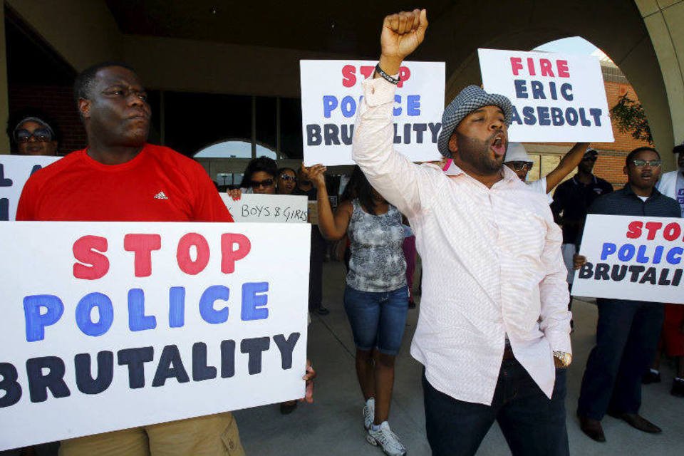 Policial envolvido em incidente racial pede exoneração