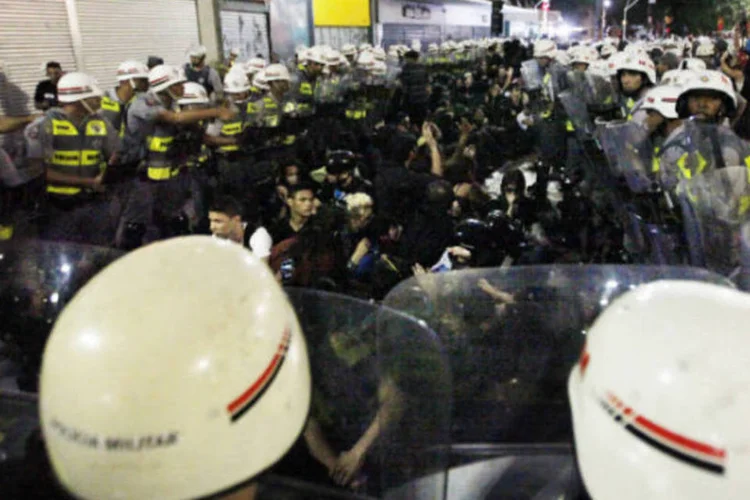 
	PMs fazem barreira em volta de manifestantes e jornalistas durante protesto&nbsp;
 (REUTERS/Paulo Whitaker)