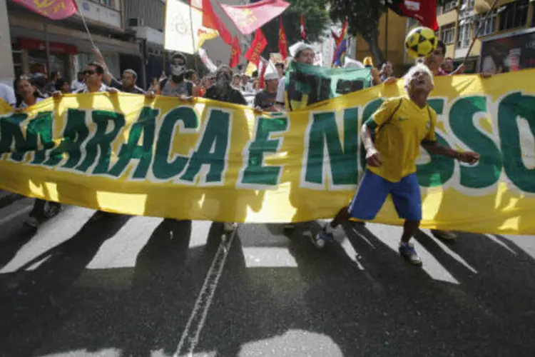 
	Manifestantes protestaram contra a privatiza&ccedil;&atilde;o do Maracan&atilde;: em 10 de abril, o MP havia obtido uma liminar suspendendo a abertura dos envelopes com as propostas das empresas para a gest&atilde;o do est&aacute;dio.
 (REUTERS/Sergio Moraes)