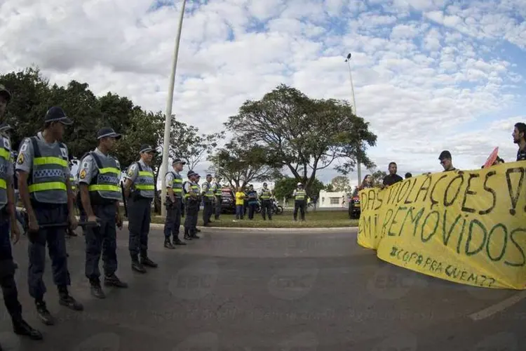 
	Manifestantes fazem fila diante de policiais em Bras&iacute;lia: contra gastos da Copa
 (Marcelo Camargo/Agência Brasil)
